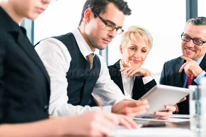 Negocio - reunión en la oficina, equipo que trabaja con la tableta imagen de archivo libre de regalías Negocio - reunión en la oficina, equipo que trabaja con la tableta imagen de archivo libre de regalías