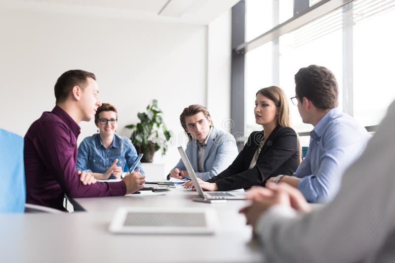 Equipo de negocios en una reunión en un moderno edificio de oficinas foto de archivo