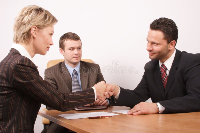 Jednání nad, podepsána smlouva, muž a žena handshake.