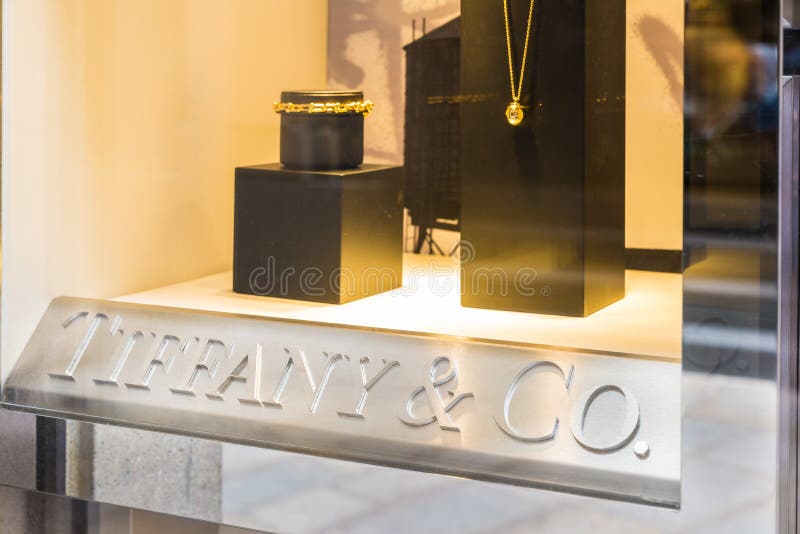 Negozio del ` s di Co & di Tiffany Tiffany in una regione esclusiva di Milano, Italia immagine stock Negozio del ` s di Co & di Tiffany Tiffany in una regione esclusiva di Milano, Italia immagine stock