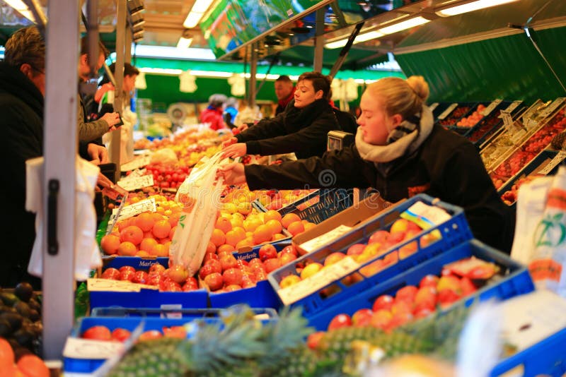 Negozio di frutti nel mercato del grote fotografia stock libera da diritti Negozio di frutti nel mercato del grote fotografia stock libera da diritti
