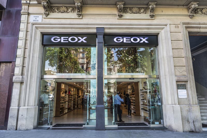 Negozio Di Geox, Barcellona Immagine Stock Editoriale - Immagine di classe,  montri: 72261869