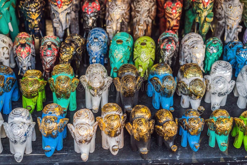 Negozio di ricordo tipico che vende i ricordi e gli artigianato di Bali al mercato famoso di Ubud, Indonesia Mercato di balinese immagine stock libera da diritti Negozio di ricordo tipico che vende i ricordi e gli artigianato di Bali al mercato famoso di Ubud, Indonesia Mercato di balinese immagine stock libera da diritti