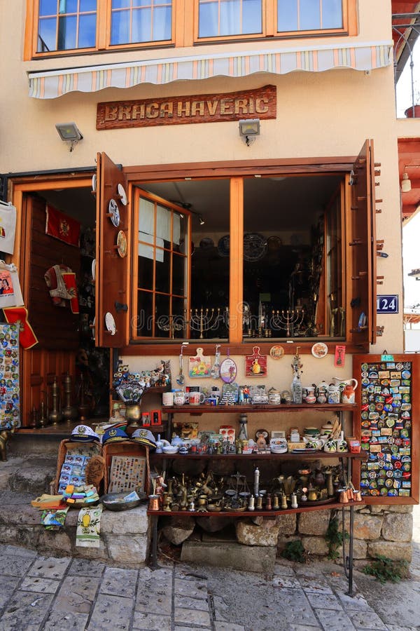 Negozio di souvenir nella storica strada del Vecchio Bar Montenegro immagine stock libera da diritti