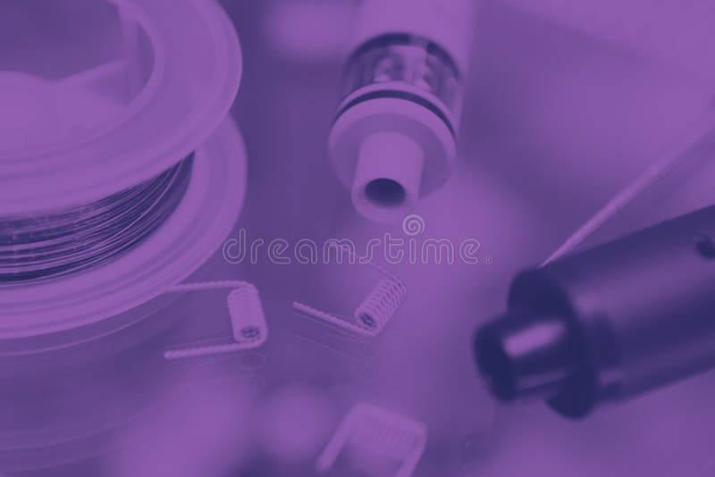 Negozio di Vape con i pezzi di ricambio vaping moderni del dispositivo immagini stock Negozio di Vape con i pezzi di ricambio vaping moderni del dispositivo immagini stock