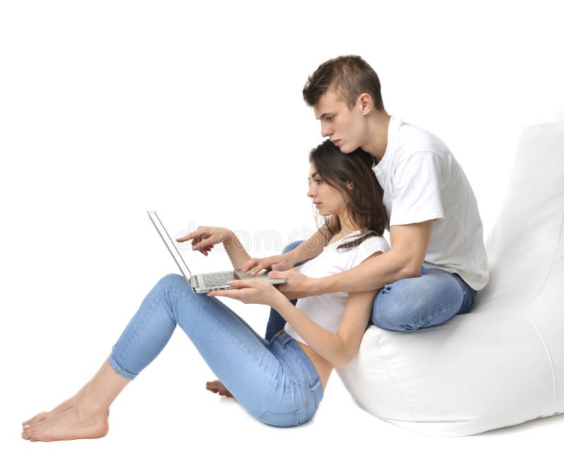 Negozio online di Internet di acquisto delle coppie felici online con il computer portatile C fotografia stock libera da diritti Negozio online di Internet di acquisto delle coppie felici online con il computer portatile C fotografia stock libera da diritti