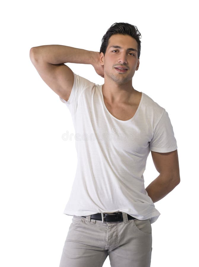 Negru cu ochi căprui, latino-negru, stând pe fond alb zâmbind