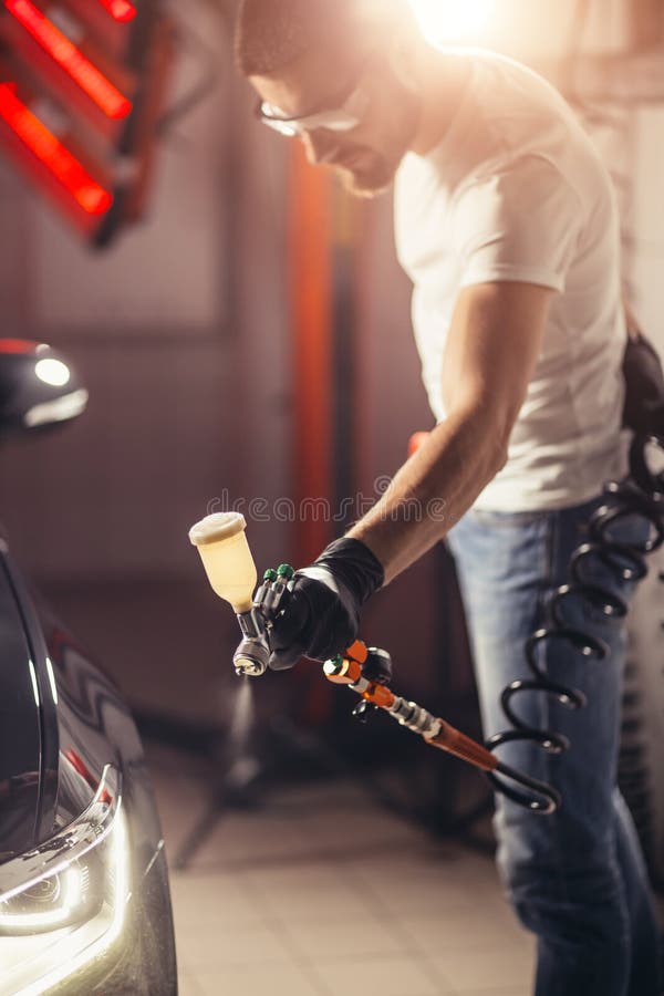 Negócio da lavagem de carros e do revestimento com revestimento cerâmico Verniz de pulverização ao carro foto de stock Negócio da lavagem de carros e do revestimento com revestimento cerâmico Verniz de pulverização ao carro foto de stock