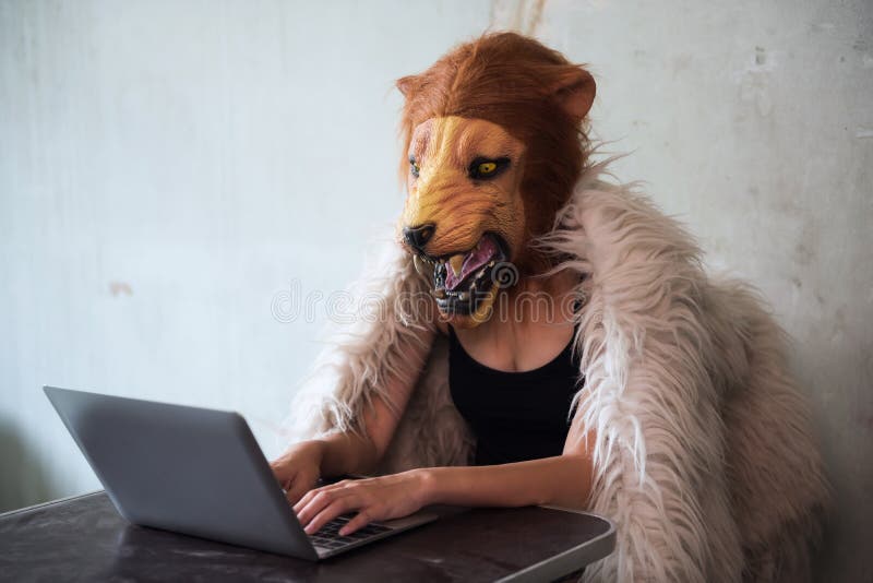 Negócio ilegal sobre o Internet pela mulher da máscara do leão