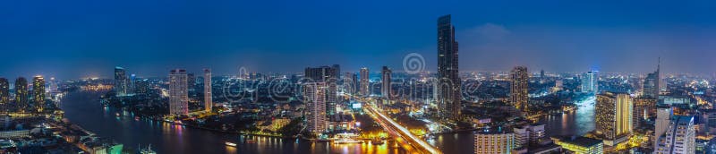 Negócio que constrói a área da cidade de Banguecoque na vida noturna com transporte foto de stock Negócio que constrói a área da cidade de Banguecoque na vida noturna com transporte foto de stock
