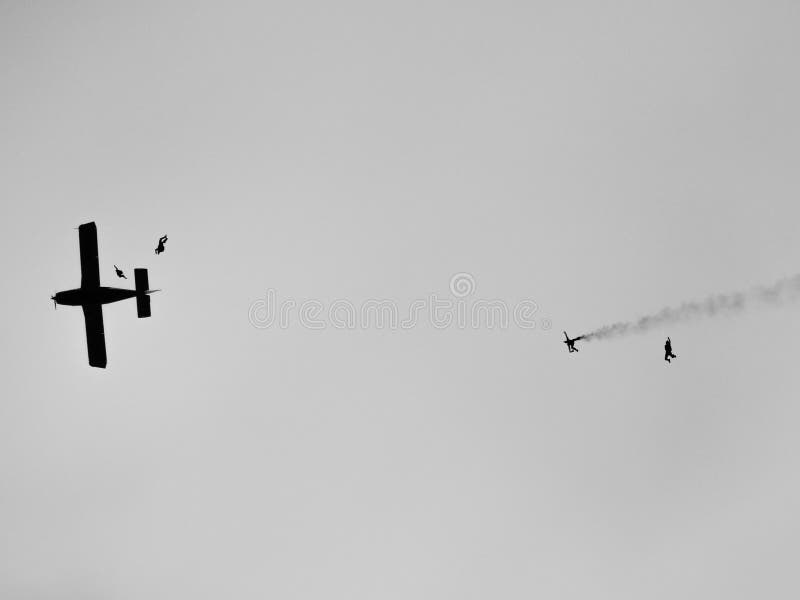 Nehmen eines Tauchens, Parachustists lizenzfreie stockfotografie Nehmen eines Tauchens, Parachustists lizenzfreie stockfotografie