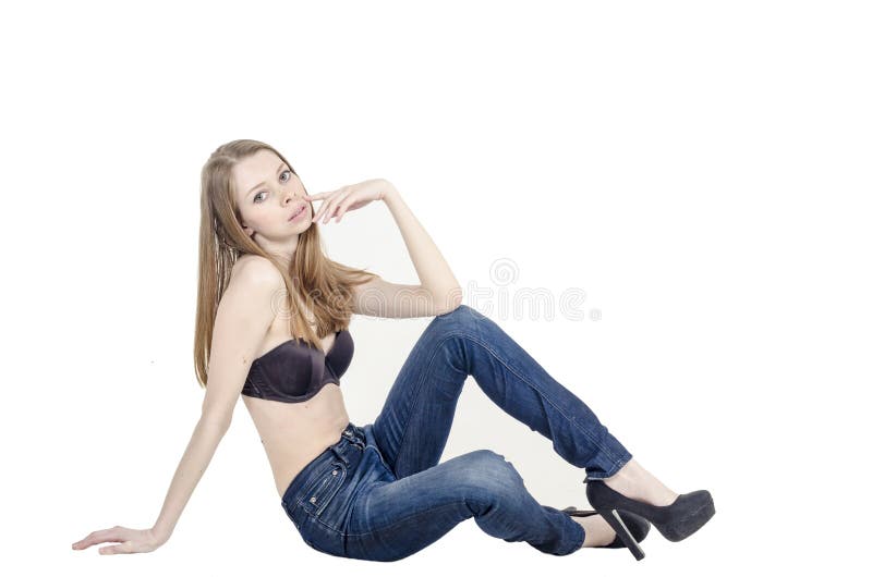 Nehmen Sie blondes Mädchen mit dem langen Haar in den Jeans und im schwarzen BH ab lizenzfreie stockbilder Nehmen Sie blondes Mädchen mit dem langen Haar in den Jeans und im schwarzen BH ab lizenzfreie stockbilder