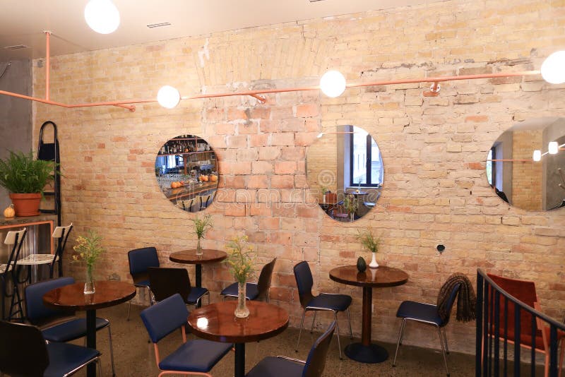Nehmen Sie Situation im modischen Café oder im Restaurant auf Bewegung lizenzfreie stockbilder Nehmen Sie Situation im modischen Café oder im Restaurant auf Bewegung lizenzfreie stockbilder