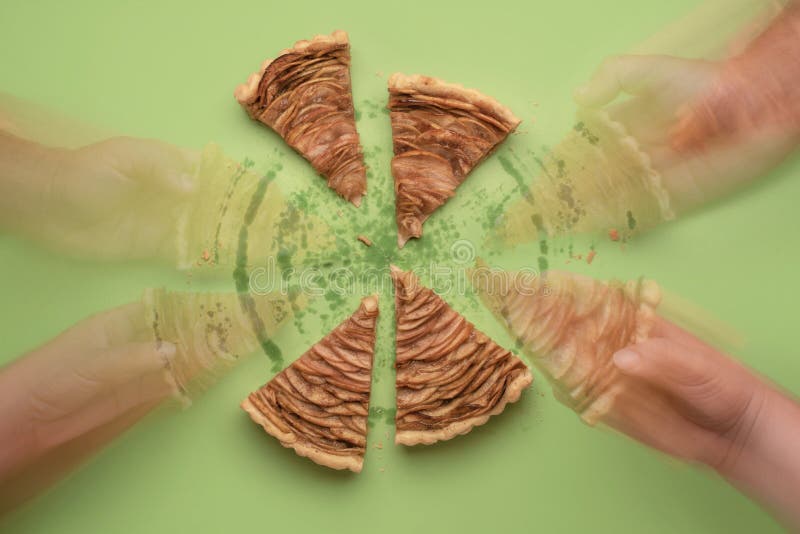 Nehmen von Tortenscheiben Hände, die Apfelkuchenstücke auswählen Springen, um einen Frisbee, unscharfen Hintergrund abzufangen stockfoto Nehmen von Tortenscheiben Hände, die Apfelkuchenstücke auswählen Springen, um einen Frisbee, unscharfen Hintergrund abzufangen stockfoto