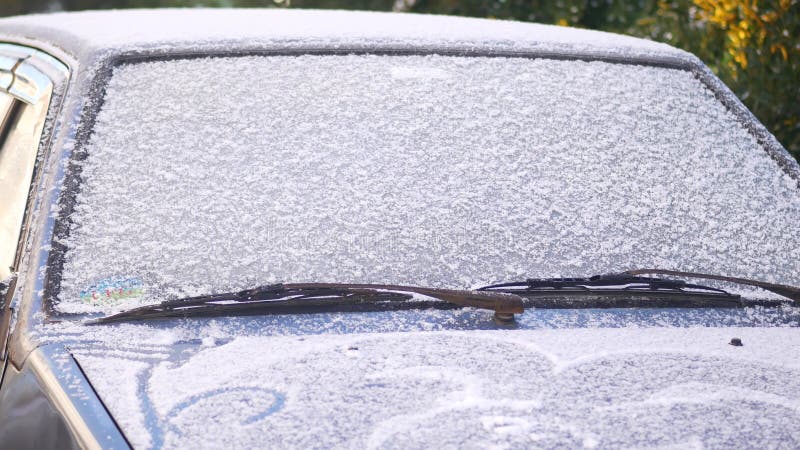 Neige couvre voiture garée en hiver matin lumière clips vidéos