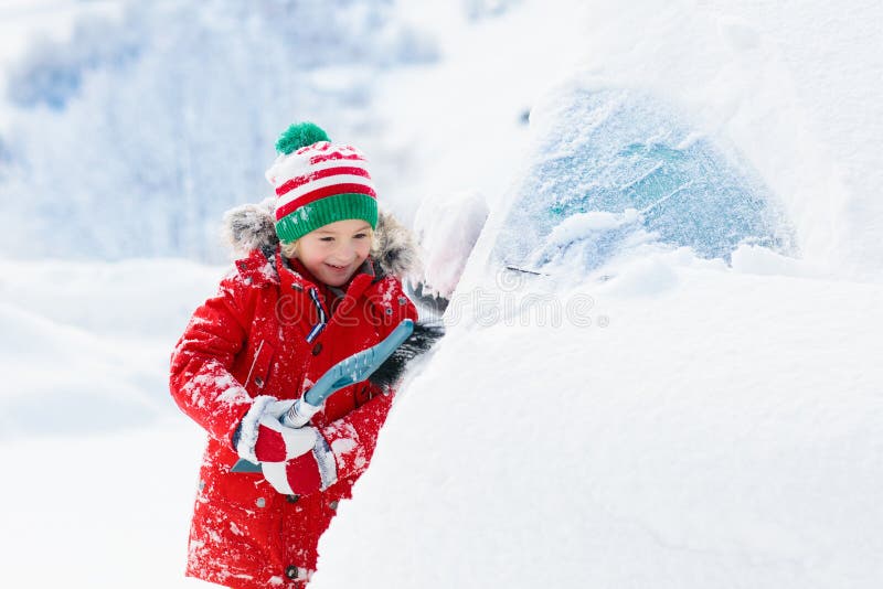 Petit Garçon Dans Des Vêtements Rouges D'hiver Ayant L'amusement Avec La  Neige Image stock - Image du gens, activité: 132859329