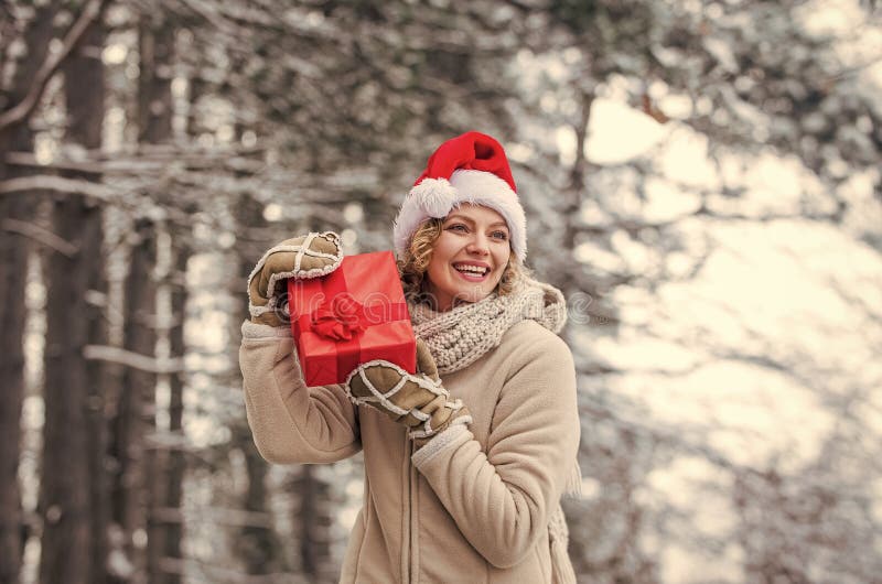 Neige naturelle. tenue d'hiver. nouvelle année. joyeux noël. jour de boxe. boîte cadeau fille tenir rouge. hiver photos stock