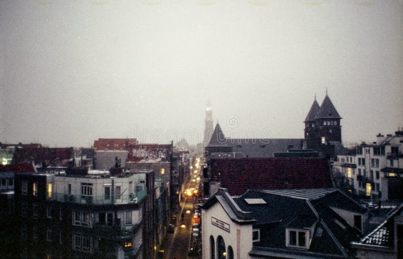 Neige sur des dessus de toit à Amsterdam photographie stock libre de droits Neige sur des dessus de toit à Amsterdam photographie stock libre de droits