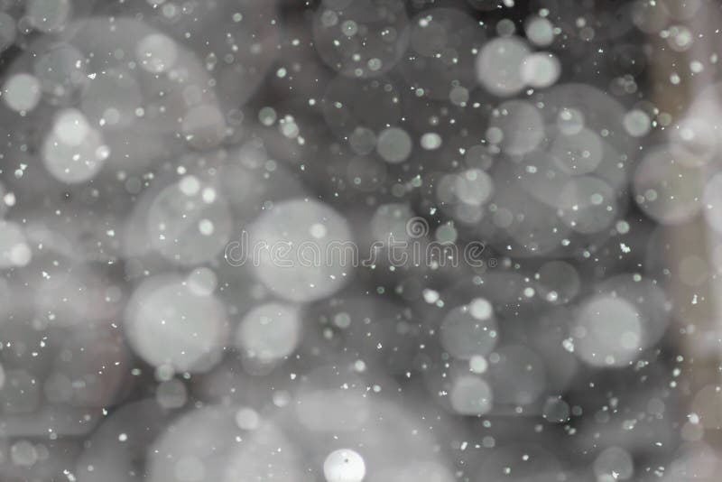 Neige trouble de fond d'hiver, neige tombant la nuit foncée d'hiver Tache floue d'abrégé sur effet de bokeh de flocons de neige photos libres de droits Neige trouble de fond d'hiver, neige tombant la nuit foncée d'hiver Tache floue d'abrégé sur effet de bokeh de flocons de neige photos libres de droits