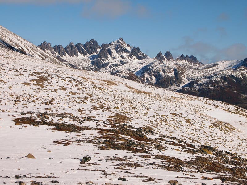 Neige tôt d'automne dans les montagnes de l'île de Navarino, province de Chilien Antarctique, Chili photographie stock libre de droits Neige tôt d'automne dans les montagnes de l'île de Navarino, province de Chilien Antarctique, Chili photographie stock libre de droits