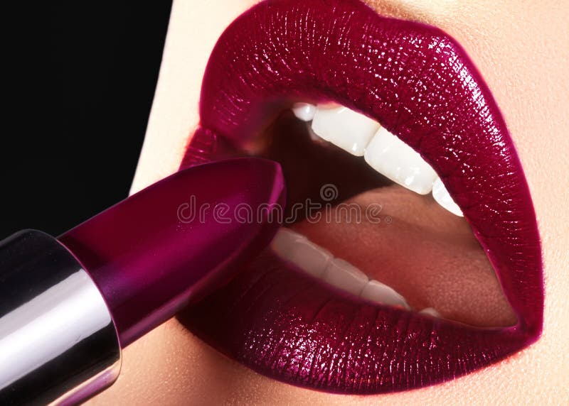 Neigen Sie Lippenmake-up mit hellem dunkle Farblippenstift Frau, die Modelippenmake-up anwendet Auserlesener Lippenstift