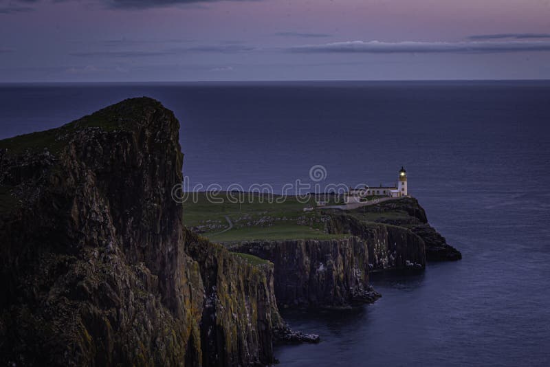 Neist Point, berömd milstolpe med fyr på Isle of Skye, Skottland vid blå timme