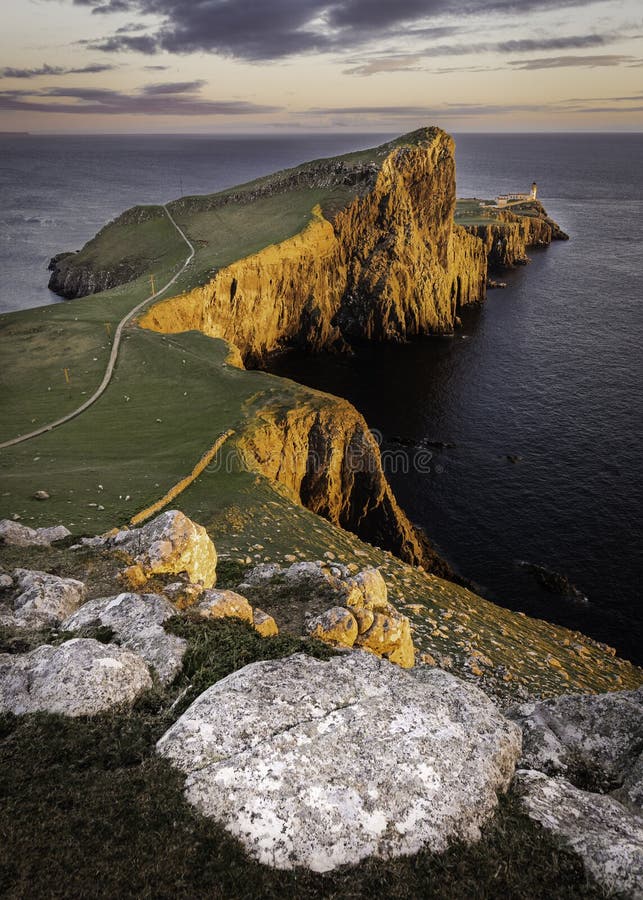 Neist punkt, sławny punkt zwrotny z latarnią morską na wyspie Skye, Szkocja zaświecał położenia słońcem