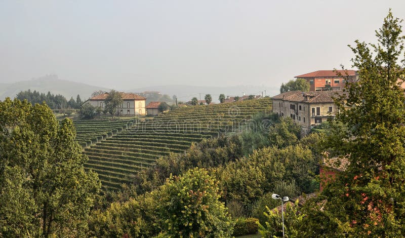 Neive Piedmont, Italien Oktober 2018 Från den historiska mitten några synvinklar arkivfoton Neive Piedmont, Italien Oktober 2018 Från den historiska mitten några synvinklar arkivfoton