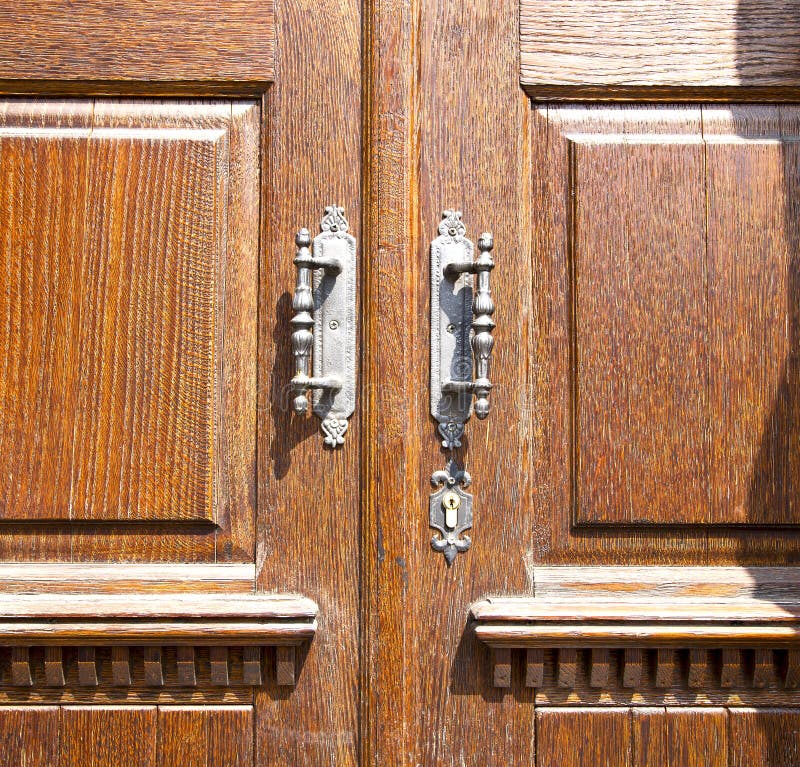 Nel battitore di pozzolo del lonate un legno di metallo chiuso della chiesa della porta AIS immagine stock libera da diritti Nel battitore di pozzolo del lonate un legno di metallo chiuso della chiesa della porta AIS immagine stock libera da diritti