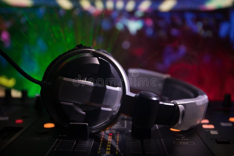 Nel fuoco selettivo di pro regolatore del DJ Il DJ consola lo scrittorio di miscelazione del deejay al partito di musica in night immagine stock Nel fuoco selettivo di pro regolatore del DJ Il DJ consola lo scrittorio di miscelazione del deejay al partito di musica in night immagine stock