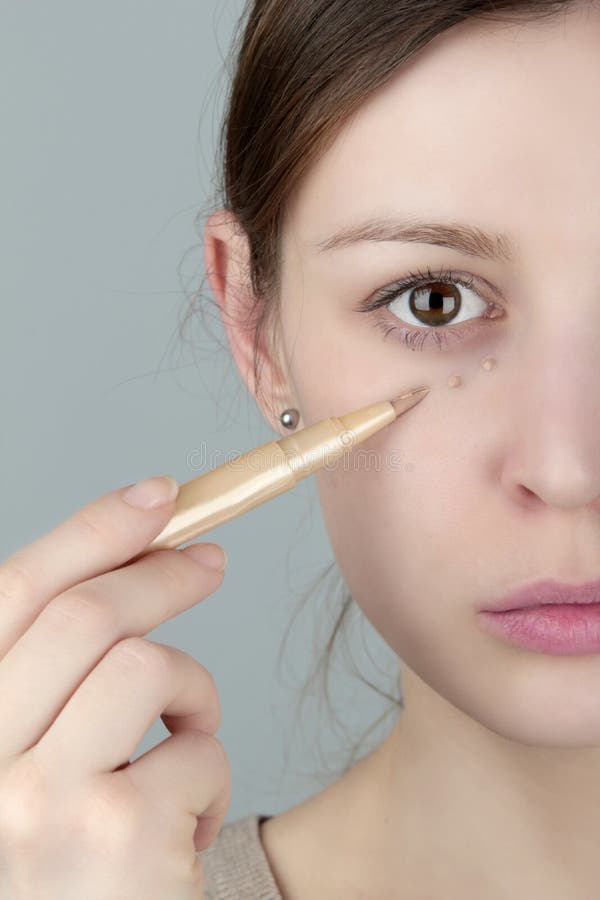 Nell'ambito del concealer dell'occhio fotografia stock Nell'ambito del concealer dell'occhio fotografia stock