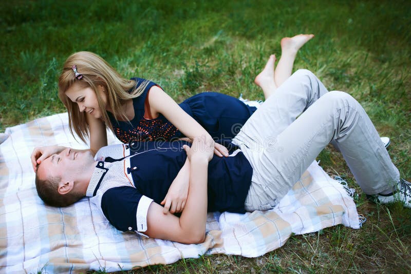 Nell'uomo E Nella Donna Di Amore Sul Plaid Immagine Stock - Immagine di