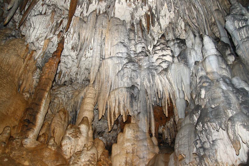 Nella caverna grande di Azysh. La Russia, Caucaso occidentale fotografia stock Nella caverna grande di Azysh. La Russia, Caucaso occidentale fotografia stock