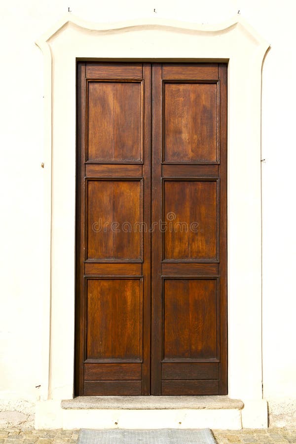 nella r un legno di metallo chiuso della chiesa della porta Italia Lombardia Milano fotografie stock libere da diritti nella r un legno di metallo chiuso della chiesa della porta Italia Lombardia Milano fotografie stock libere da diritti