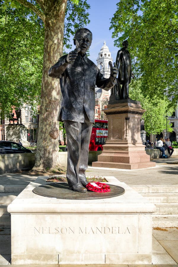 Nelson Mandela Statue En Londres Imagen de archivo editorial Imagen