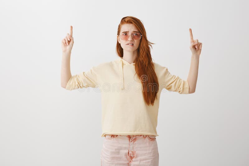 Nemen van besluiten is vermoeiend en zwaar Portret van ongerust gemaakte bezorgde mooie roodharigestudent in modieuze uitrusting royalty-vrije stock afbeelding Nemen van besluiten is vermoeiend en zwaar Portret van ongerust gemaakte bezorgde mooie roodharigestudent in modieuze uitrusting royalty-vrije stock afbeelding