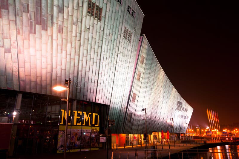 Nemo Museum en la noche en Amsterdam fotos de archivo Nemo Museum en la noche en Amsterdam fotos de archivo