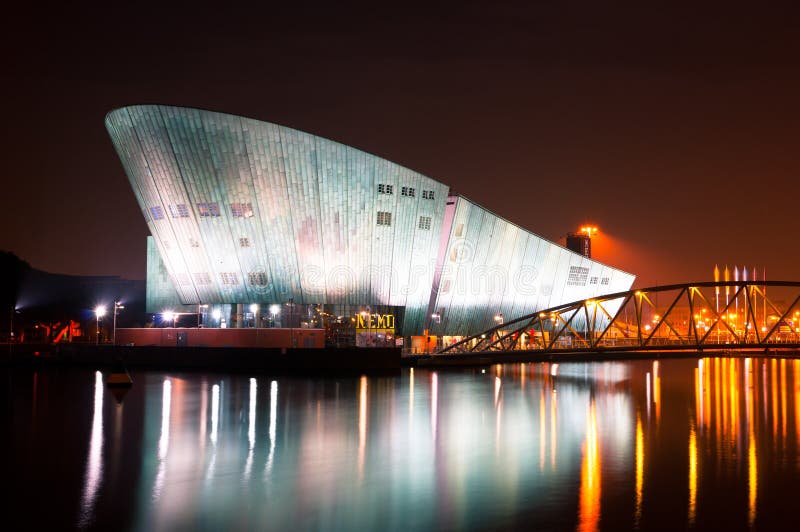 Nemo Museum en la noche en Amsterdam
