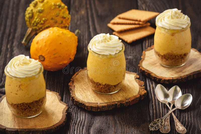 Nenhum coza o bolo de queijo da abóbora com chantiliy imagens de stock royalty free Nenhum coza o bolo de queijo da abóbora com chantiliy imagens de stock royalty free