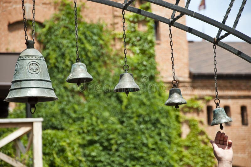 Nennen zum Gebet Kirchenglockehängen im Freien Metallglocken auf den metallischen Ketten gehangen an Bogen im Friedhof Bell-Klin stockfoto Nennen zum Gebet Kirchenglockehängen im Freien Metallglocken auf den metallischen Ketten gehangen an Bogen im Friedhof Bell-Klin stockfoto