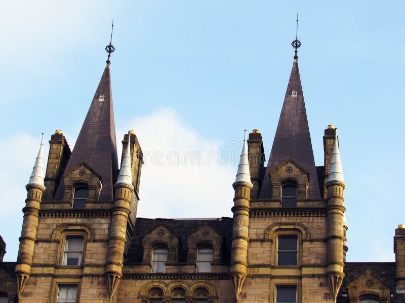 Neo gothic budynek. Dwa górują neo gothic stylowy budynek w Liverpool mieście, Anglia