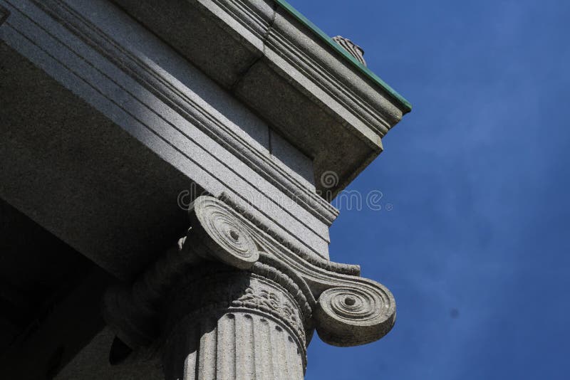 Neoclassical lonic stilkolonn med blå himmel i bakgrunden royaltyfri foto Neoclassical lonic stilkolonn med blå himmel i bakgrunden royaltyfri foto