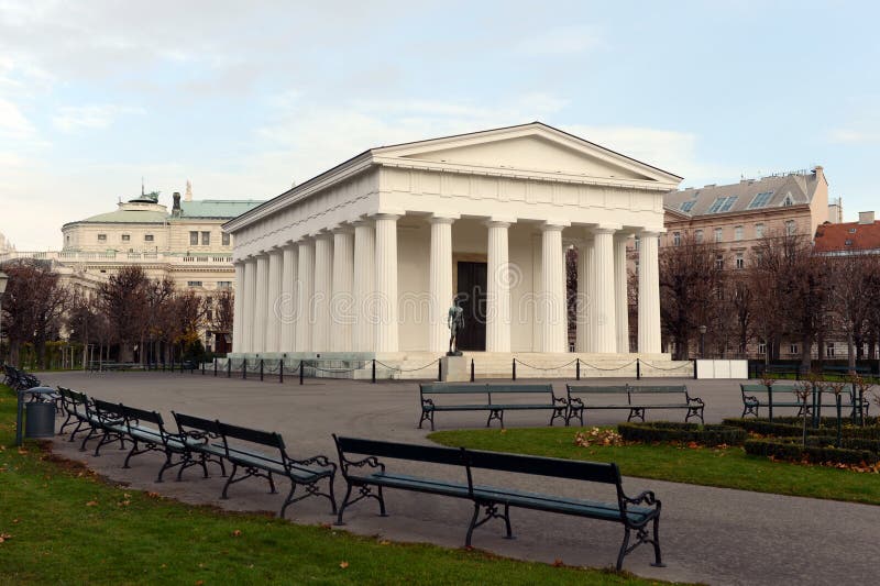 Neoklassieke die Theseus-Tempel, in 1821 wordt voltooid Deze kleinschalige replica van de Tempel van Hephaestus in Athene Volksga royalty-vrije stock afbeelding Neoklassieke die Theseus-Tempel, in 1821 wordt voltooid Deze kleinschalige replica van de Tempel van Hephaestus in Athene Volksga royalty-vrije stock afbeelding