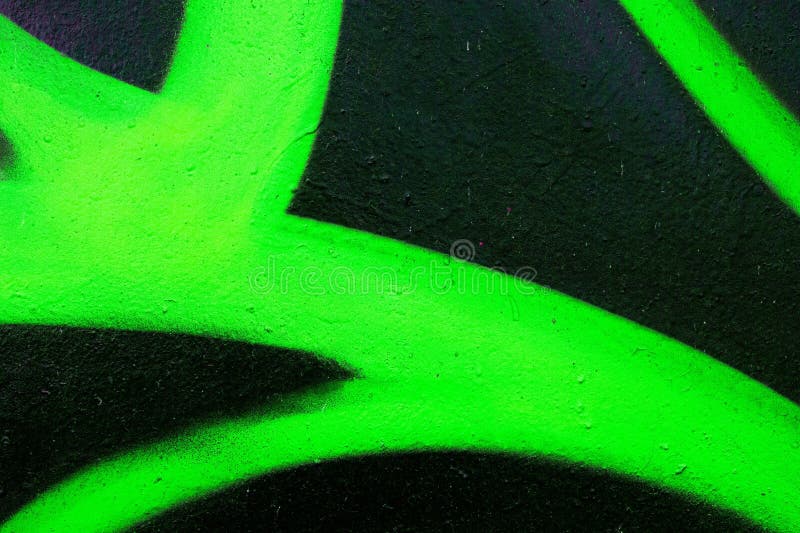 Neon Green Graffiti Spray на черной городской стене для 90-х Y2K Эстетика стоковое изображение