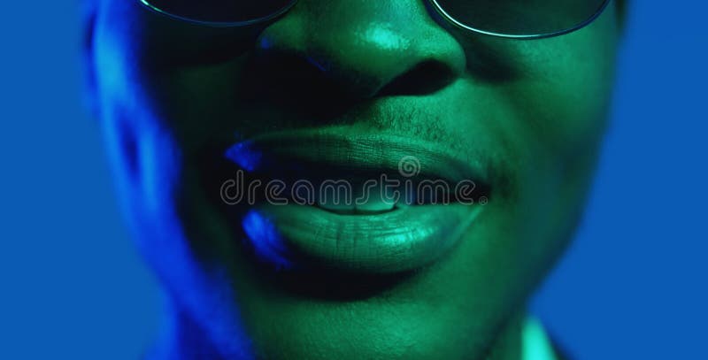 Neon Smile party faccia allegro uomo soddisfatto blu immagini stock