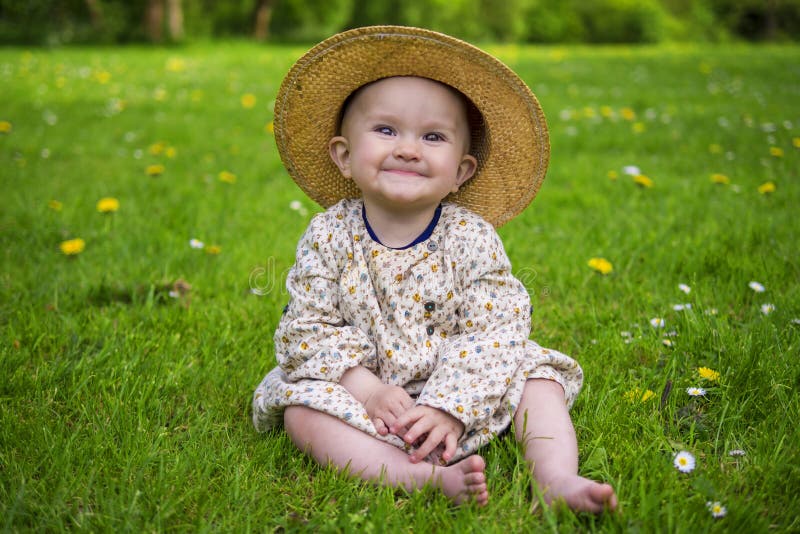 Neonata adorabile che sorride in un parco immagine stock libera da diritti Neonata adorabile che sorride in un parco immagine stock libera da diritti