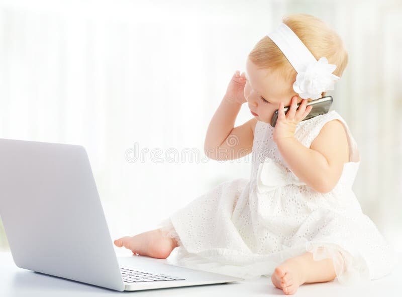Neonata al computer portatile, telefono cellulare immagine stock libera da diritti Neonata al computer portatile, telefono cellulare immagine stock libera da diritti