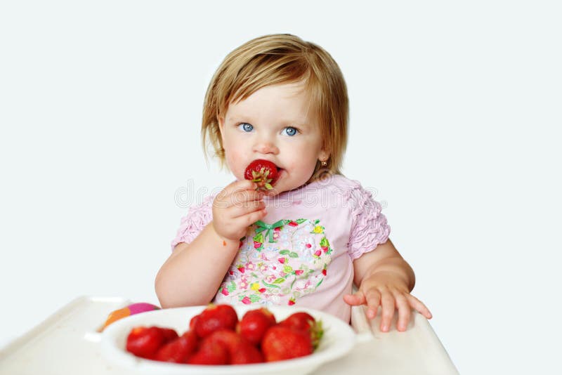 Ребенок съел крем. Ребенок ест клубнику. Мальчик кушает клубничку. Ребенок ест клубнику фото. Малыш кушает клубнику.