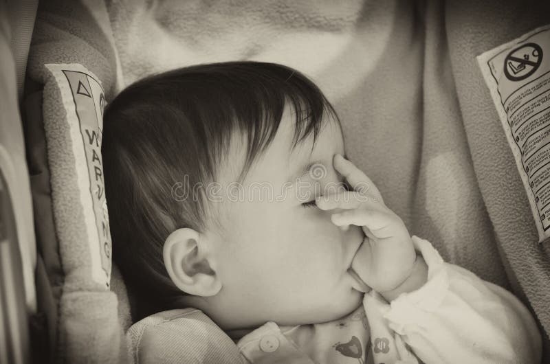 Neonata che prova a dormire immagini stock libere da diritti Neonata che prova a dormire immagini stock libere da diritti
