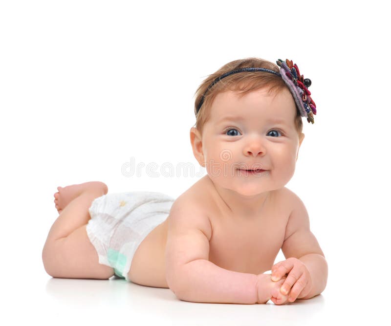 Neonata infantile di quattro mesi del bambino nel sorridere felice di menzogne del pannolino fotografie stock libere da diritti Neonata infantile di quattro mesi del bambino nel sorridere felice di menzogne del pannolino fotografie stock libere da diritti
